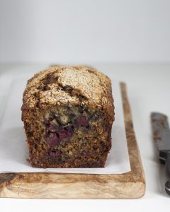 Bananenbrood met frambozen en kokos