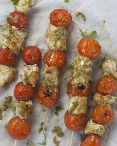 Kip kebab met pesto en cherrytomaatjes