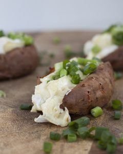 Gepofte zoete aardappel met brie