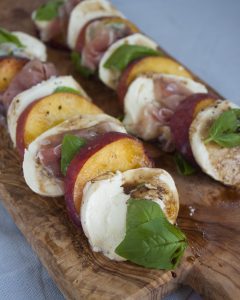 Caprese salade met perzik en rauwe ham