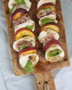 Caprese salade met perzik en rauwe ham