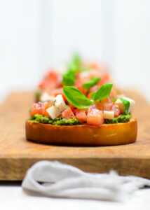 Bruschetta caprese met pesto