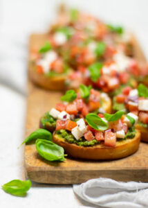 Bruschetta caprese met pesto