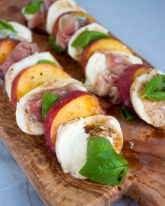 Vicky van Dijk | Caprese salade met perzik en rauwe ham