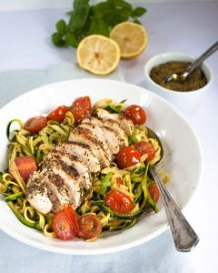 Vicky van Dijk | Courgetti met pesto, kipfilet en cherrytomaatjes