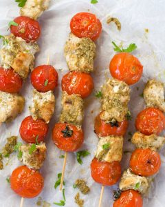 Vicky van Dijk | Kip kebab met pesto en cherrytomaatjes