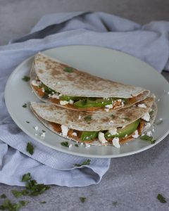 Quesadillas met hummus, feta en avocado