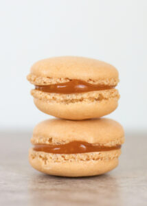 Macarons met gezouten karamel