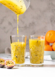 Zomerse smoothie met mango, passievrucht en munt