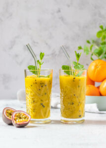 Zomerse smoothie met mango, passievrucht en munt