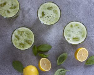 Basilicum limonade met komkommer en citroen