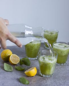 Basilicum limonade met komkommer en citroen