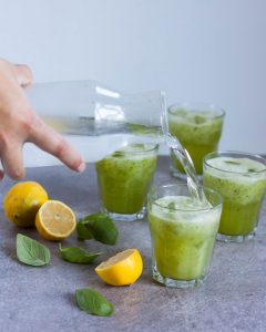 Vicky van Dijk | Basilicum limonade met komkommer en citroen