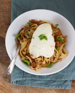 Vicky van Dijk | Pasta pomodori met mozzarella kipfilet