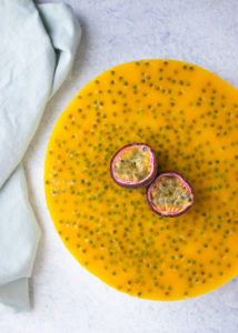 Witte chocolade kwarktaart met passievrucht