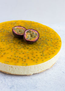 Witte chocolade kwarktaart met passievrucht