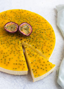Witte chocolade kwarktaart met passievrucht