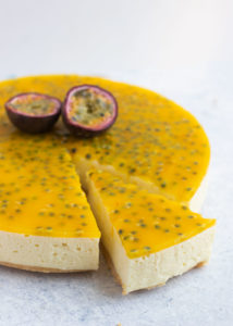 Witte chocolade kwarktaart met passievrucht