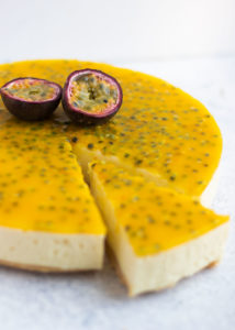 Witte chocolade kwarktaart met passievrucht