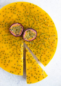 Witte chocolade kwarktaart met passievrucht