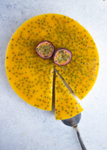 Witte chocolade kwarktaart met passievrucht
