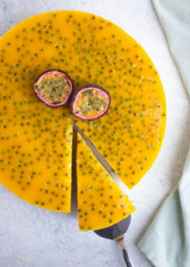 Witte chocolade kwarktaart met passievrucht