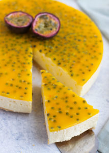 Witte chocolade kwarktaart met passievrucht