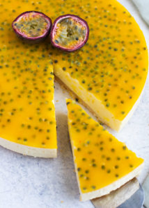 Witte chocolade kwarktaart met passievrucht