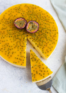 Witte chocolade kwarktaart met passievrucht