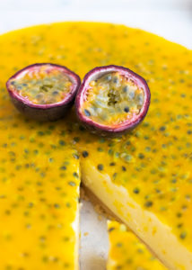 Witte chocolade kwarktaart met passievrucht