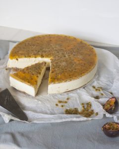 Witte chocolade kwarktaart met passievrucht