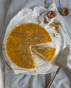 Witte chocolade kwarktaart met passievrucht