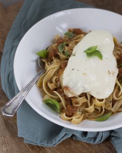 Tagliatelle pomodori met mozzarella-kipfilet