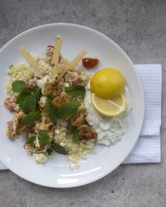 Couscoussalade met citroen-kip en tzatziki