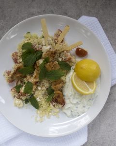 Couscoussalade met citroen-kip en tzatziki