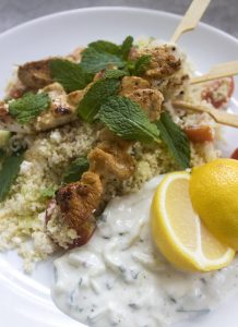 Couscoussalade met citroen-kip en tzatziki