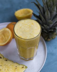 Smoothie van sinaasappel, ananas, gember en kurkuma