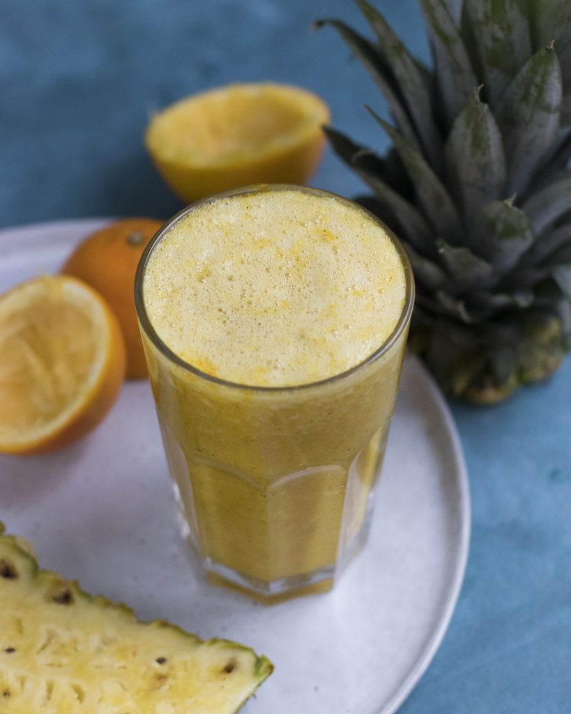 Smoothie van sinaasappel, ananas, gember en kurkuma