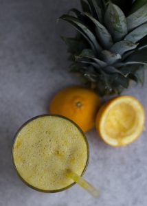 Smoothie van sinaasappel, ananas, gember en kurkuma