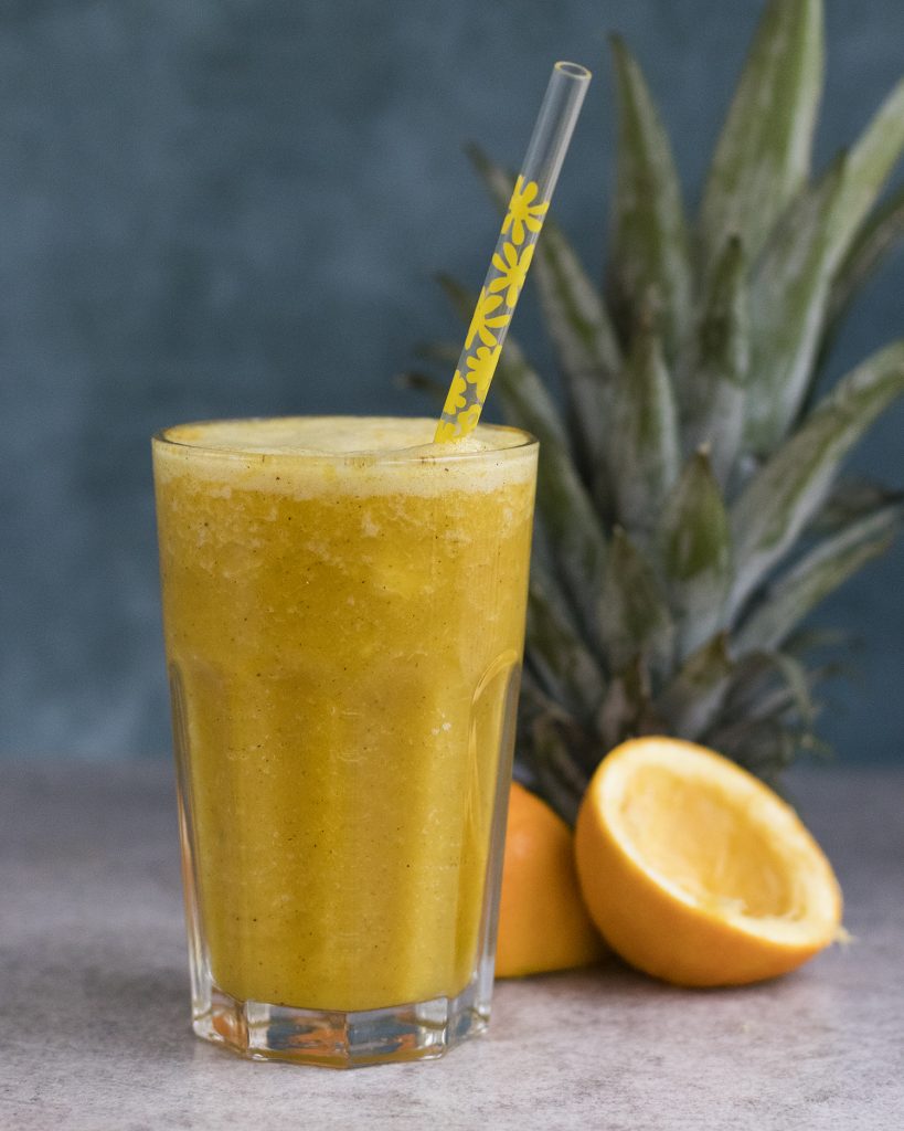Smoothie van sinaasappel, ananas, gember en kurkuma