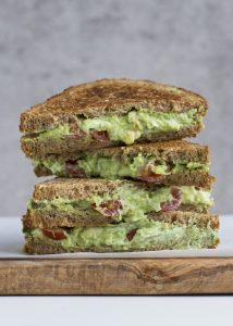 Tosti met avocado, geitenkaas & mozzarella