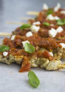 Pesto-kipspiesjes met tomatensaus en mozzarella