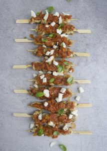 Pesto-kipspiesjes met tomatensaus en mozzarella