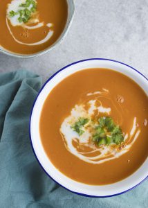 Zoete aardappel paprikasoep met kokosmelk