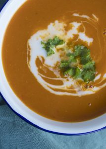 Zoete aardappel paprikasoep met kokosmelk