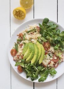 Couscoussalade met avocado, lente-ui en feta