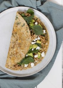 Eiwrap met avocado, geitenkaas en walnoten