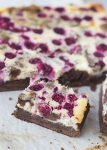 Brownie-cheesecake met frambozen