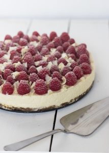 Witte chocolade cheesecake met lemoncurd en frambozen