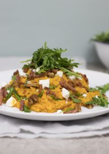 Zoete aardappelstamppot met geitenkaas, spekjes en pecannoten